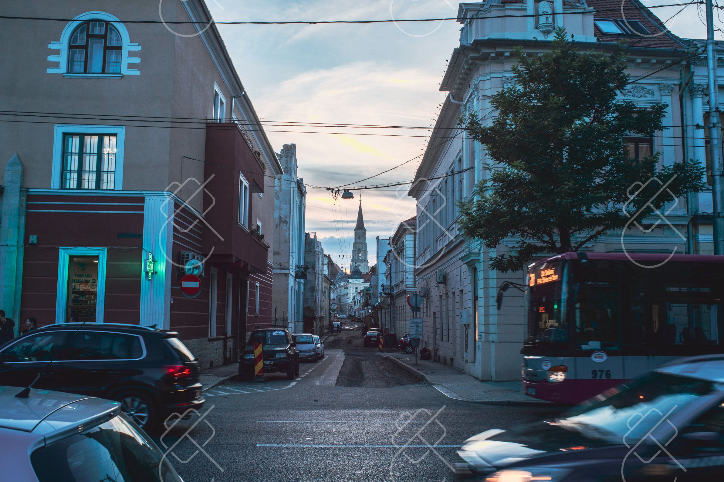 Overhead wires and traffic on a Cluj street in the old town — Cluj-Napoca
