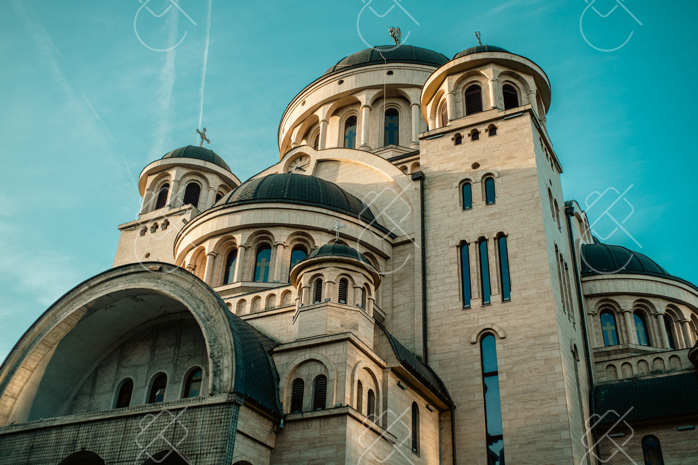 Orthodox church domes against the sky in the centre of Deva — Deva